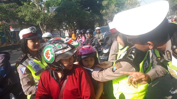 HUT ke-62 Lantas, Polisi Gresik Bagikan Helm, Pin, dan Es Krim