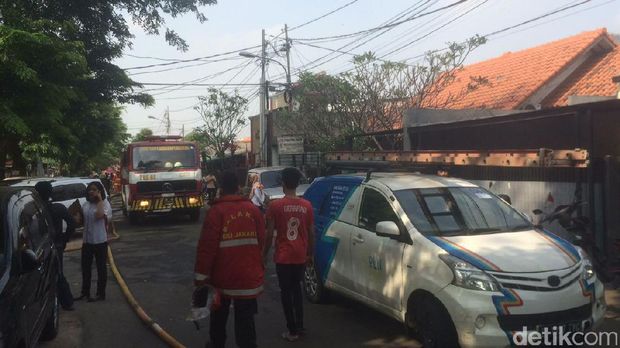 Dapur umum di bangun untuk korban kebakaran di Asrama Polisi Pulogadung.