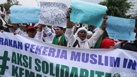 Pengunjukrasa dari berbagai elemen masyarakat berdemontrasi di depan Kedubes Myanmar, di Jakarta, Rabu (6/9/2017). Mereka mengutuk kekerasan terhadap muslim Rohingya. (Foto: Ari Saputra)