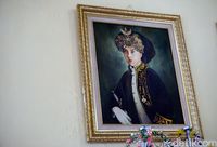Mahkota yang tampak berambut panjang saat dikenakan Sultan Ternate sebelumnya (Wahyu/detikTravel)