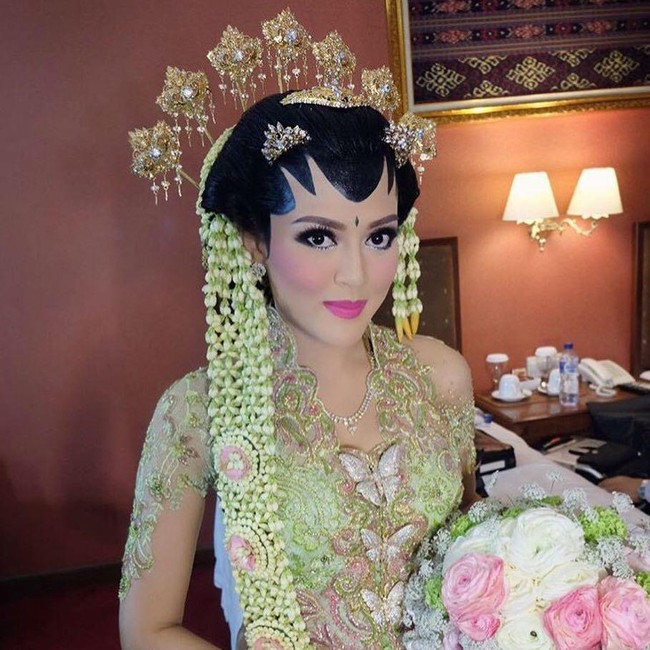 Seorang wanita cantik bernama Ines Titi merupakan anak dari Jenderal Gatot Nurmantyo. Ayah Ines merupakan panglima TNI. Foto: Instagram