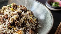 Kalau mau nasgor dengan rasa daging sapi yang kuat, bikin saja nasi goreng dengan paduan daging cincang. Gurih enak!Foto: Istimewa