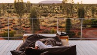 Rhiannon bahkan juga sempat menginap di sebuah penginapan berkonsep terbuka di Australia. Panorama Gunung Uluru pun tampak di kejauhan (@inbedwith.me/Instagram)