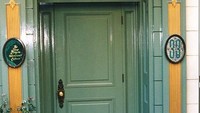 Club 33 berada di New Orleans Square, Amerika Serikat di Disneyland. Terletak di seberang La Mascarade dOrleans ialah pintu masuk yang tidak mencolok ke salah satu tempat yang paling berbisik di taman Disneyland di seluruh dunia. Foto: Istimewa