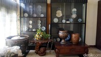 Museum Kedaton Sultan Ternate sebenarnya punya bangunan baru, tetapi belum semua koleksi dipindahkan di sana. Sebagian masih diletakkan di bangunan lama, seperti koleksi piring dan guci ini (Wahyu/detikTravel)