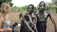 Piring yang dimasukan ke bibir wanita suku Mursi tersebut, terbuat dari tanah liat. Diameter piringnya, rata-rata 10 cm dengan yang paling besar bisa mencapai 20 cm (CNN Travel)