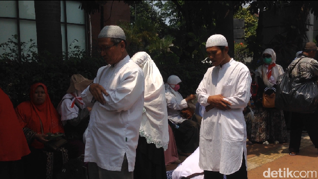 Massa Aksi Solidaritas Rohingya salat zuhur di trotoar.