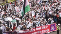 Peserta aksi membentangkan spanduk sindiran untuk PBB. Where are you UN? Save Humanity on Earth demikian tulisannya (Foto: ANTARA FOTO/Akbar Nugroho Gumay)