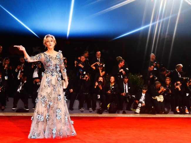 Tetap memesona di usia 79, Jane Fonda membuktikan usia hanyalah angka dengan gaun Marchesa. (Foto: Getty Images)