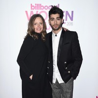 Kali ini Zayn Malik memakai jas dari koleksi brand high-street, H&M x Balmain. Foto: Dok. Getty Images