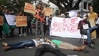 Anggota Himpunan Mahasiswa Islam (HMI) melakukan aksi teatrikal sebagai bentuk solidaritas bagi umat muslim Rohingya di depan Gedung DPRD Malang, Jawa Timur, Senin (4/9). Mereka menuntut pemerintah lebih tegas dalam bersikap dengan mendesak Myanmar keluar dari ASEAN karena krisis kemanusiaan Rohingya sudah berulangkali terjadi.  (Foto: ANTARA FOTO/Ari Bowo Sucipto)