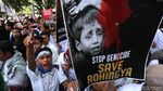 Massa Bela Rohingya Terobos Kawat Berduri