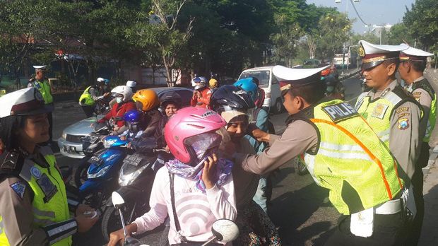 Polisi juga membagikan helm
