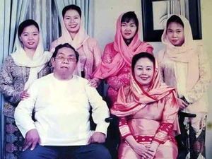 Melihat Kedekatan Gus Dur dengan Putri-putrinya