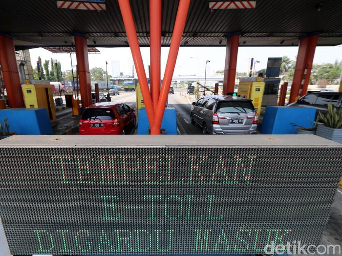 Oktober Pemberlakuan Transaksi Tol Non Tunai

Petugas menjajakan e-tol di gerbang pintu tol Cibubur, Jakarta, Rabu (06/09/2017). PT. Jasa Marga berencana akan menerapkan transaksi elektronik tol non tunai di seluruh gerbang tol ruas jalan tol Jasa Marga mulai 31 Oktober 2017 mendatang, guna mengurai kemacetan yang terjadi akibat imbas antrean transaksi di pintu tol. Grandyos Zafna/detikcom