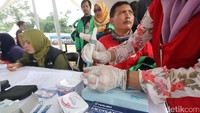 Driver ojek online melakukan cek darah.