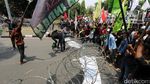 Massa Bela Rohingya Terobos Kawat Berduri