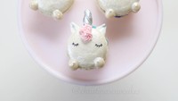 Lucu dan menggemaskan, macaron dengan bentuk unicorn yang satu ini justru meggunakan perpaduan warna putih dan silver dengan sedikit hiasan warna pink yang cantik.
