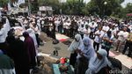 Pendemo Salat di Depan Kedubes Myanmar