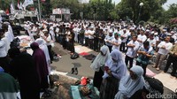Saat waktu salat tiba, mereka salat berjamaah di depan Kedubes Myanmar di Jakarta. (Foto: Ari Saputra)