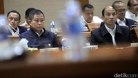 Komisi VII DPR meminta Jonan meninjau ulang 8 Peraturan Menteri ESDM yang mendapat banyak respons negatif dari investor.