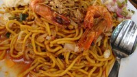 Di Atjeuh Rayeuk, Ciranjang ada mie Aceh udang yang sedap. Mie dimasak nyemek (sedikit basah) dengan pelengkap udang goreng, emping, acar, dan potongan jeruk nipis. Foto: dok. detikFood