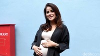 Ia tampil kasual dengan outer hitam, blus dan jeans. Pool/Noel/detikFoto.