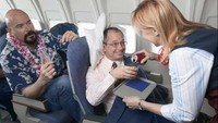 Ucapkan terimakasih setelah dilayani pramugari. Simpel, tapi itu artinya kita sungguh menghargai mereka (Thinkstock)