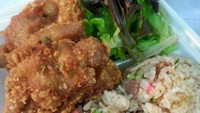 Yang satu ini nasi goreng diaduk dengan ayam panggang sisa lauk semalam. Dilengkapi fried chicken dan salad segar.Foto: Istimewa