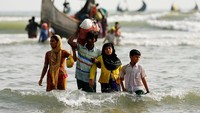 Sedikitnya 18.500 warga Rohingya melarikan diri ke Bangladesh, sejak bentrokan kembali pecah di Rakhine, Myanmar, pekan lalu. REUTERS/Mohammad Ponir Hossain.