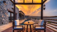 Untuk mencapai hotel ini diperlukan usaha yang ekstra keras. Bagaimana tidak? Salah satu jalan mencapai hotel adalah dengan meniti jalur berupa via ferrata! (Dok. CNN Travel)