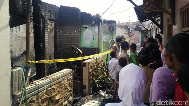 Garis polisi dipasang di asrama polisi di Pulogadung yang terbakar.