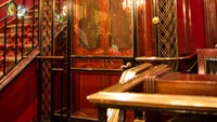 Di dalamnya ada lift Prancis kuno, meski sudah tidak digunakan lagi. Seiring ceritanya, Walt Disney sedang berbelanja di New Orleans bersama istrinya saat melihat lift ini di French Quarter di dalam sebuah hitel. Hotel tidak akan menjual kepadanya, sehingga ia membuat replikanya. Foto: Istimewa