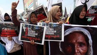 Aksi itu digelar oleh Aliansi Mahasiswa Muslim Bersama Umat (AMMBU). Mereka mengutuk aksi kekerasan terhadap etnis muslim Rohingya dan mendesak PBB untuk memberikan sanksi tegas untuk pemerintah Myanmar yang telah melakukan kejahatan kemanusiaan (Foto: ANTARA FOTO/Septianda Perdana)
