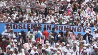Aksi solidaritas untuk Rohingya ini digelar di depan Kedubes Myanmar dan mengular hingga Bundaran HI. Para peserta aksi membawa spanduk besar yang berisi dukungan untuk muslim Rohingya (Foto: ANTARA FOTO/Akbar Nugroho Gumay)