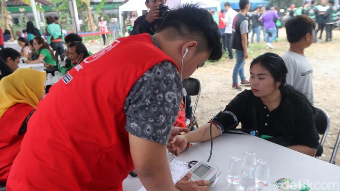 Driver ojek online memeriksakan kesehatan secara gratis di Jakarta, Rabu (6/9/2017). Pemeriksaan gratis ini merupakan bagian dari kampanye Indonesia Sehat yang dilakukan oleh Halodoc.
