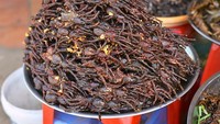 Kuliner yang tak kalah ekstrem ada di Kamboja. Tarantula goreng yang biasa dijual pedagang kaki lima di sana. Sejarahnya, tarantula digoreng karena dulu tidak ada makanan untuk dimakan. Daripada mati kelaparan, tarantula pun dikonsumsi. Mau coba? (Getty Images)