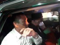 Ustaz Alfian Tanjung (berkopiah hitam) di dalam mobil yang membawanya ke Bandara Juanda