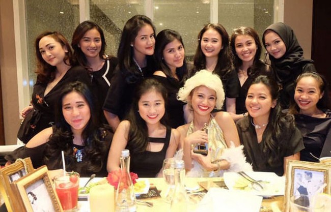 Acha Septriasa mendapatkan pesta kejutan yang seru dari para sahabatnya jelang pernikahannya dengan Vicky Kharisma, September 2016 kemarin. Dalam pesta bridal shower yang digelar, Acha didaulat berdandan menjadi aktris Marilyn Monroe, lengkap dengan wig pirang khas sang aktris legendaris tersebut. Foto: Dok. Instagram