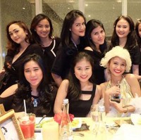 Acha Septriasa mendapatkan pesta kejutan yang seru dari para sahabatnya jelang pernikahannya dengan Vicky Kharisma, September 2016 kemarin. Dalam pesta bridal shower yang digelar, Acha didaulat berdandan menjadi aktris Marilyn Monroe, lengkap dengan wig pirang khas sang aktris legendaris tersebut. Foto: Dok. Instagram