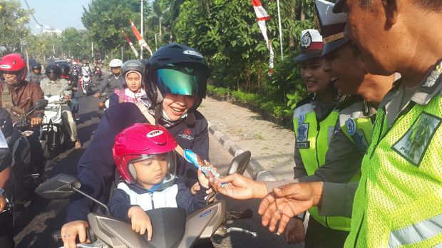 Pemberian es krim sebagai simbol agar tetap berpikir dingin di jalan