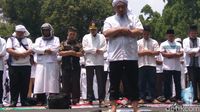 Massa Aksi Gelar Salat Zuhur Berjamaah di depan Kedubes Myanmar