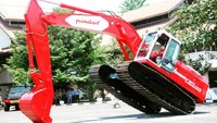 Excava 200 merupakan produk alat berat pertama produksi PT Pindad yang merupakan hasil transformasi kompetensi produk Hankam, yaitu kompetensi sistem hydraulic pada kendaraaan khusus jenis recovery dan kompetensi roda rantai. Excava 200 memiliki kemampuan angkut beban hingga 20 ton. (Dok. Instagram PT Pindad)