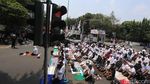 Pendemo Salat di Depan Kedubes Myanmar