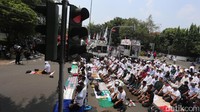 Pendemo menggelar salat berjamaah di depan Kedubes Myanmar, di Jakarta, Rabu (6/9/2017).