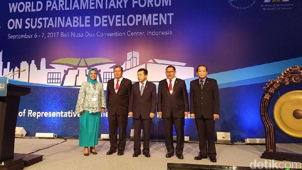 Novanto didampingi oleh 3 pimpinan DPR RI lainnya yakni Taufik Kurniawan, Fahri Hamzah, dan Fadli Zon. Selain itu Ketua BKSAP DPR Nurhayati Ali Assegaf.