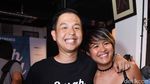 Kompaknya Ernest Prakasa dan Istri Tampil Serba Hitam