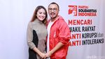 Terjun di Dunia Politik, Giring Nidji Cium Istri
