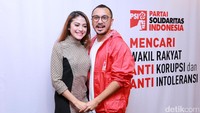Giring Nidji bersama sang istri saat ditemui di kawasan Tanah Abang, Jakarta Pusat pada Rabu (6/9).
