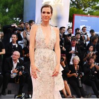 Komedian Kriten Wigg menunjukkan sisi anggunnya dengan gaun Zuhair Murad berhiaskan detail beading. (Foto: Getty Images)